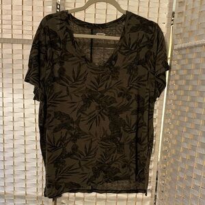 Old Navy Black Leaf Print Short Sleeve Tee